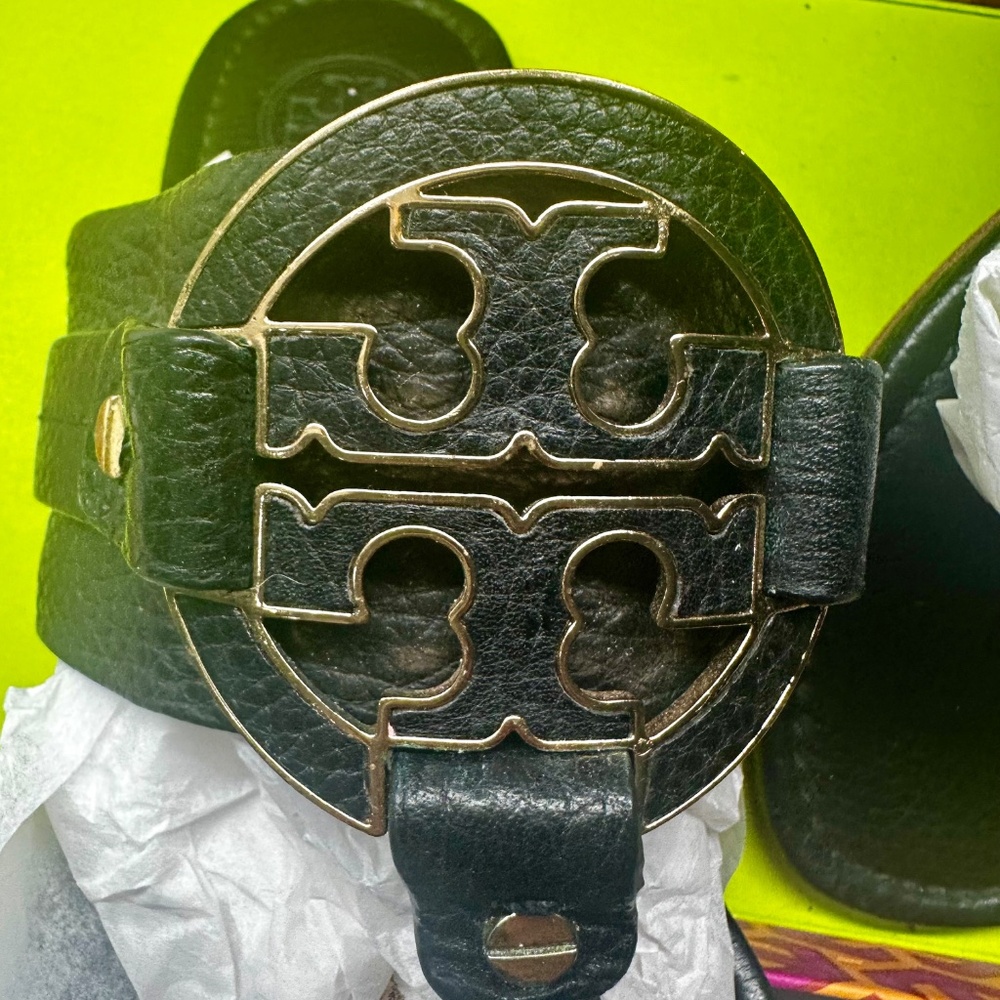 Tory Burch Black Leather Thong Sandals with Gold Logo - Picture 5 of 14